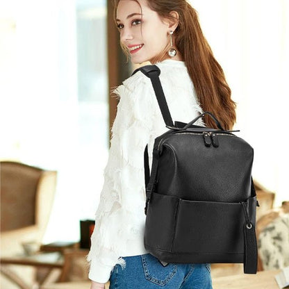 sac à dos à langer noir femme avec beau sourir