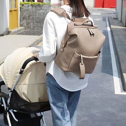 sac à dos à langer sur femme tient sa poussette
