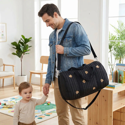 sac a langer noir papa avec son enfant au rendez-vous medical